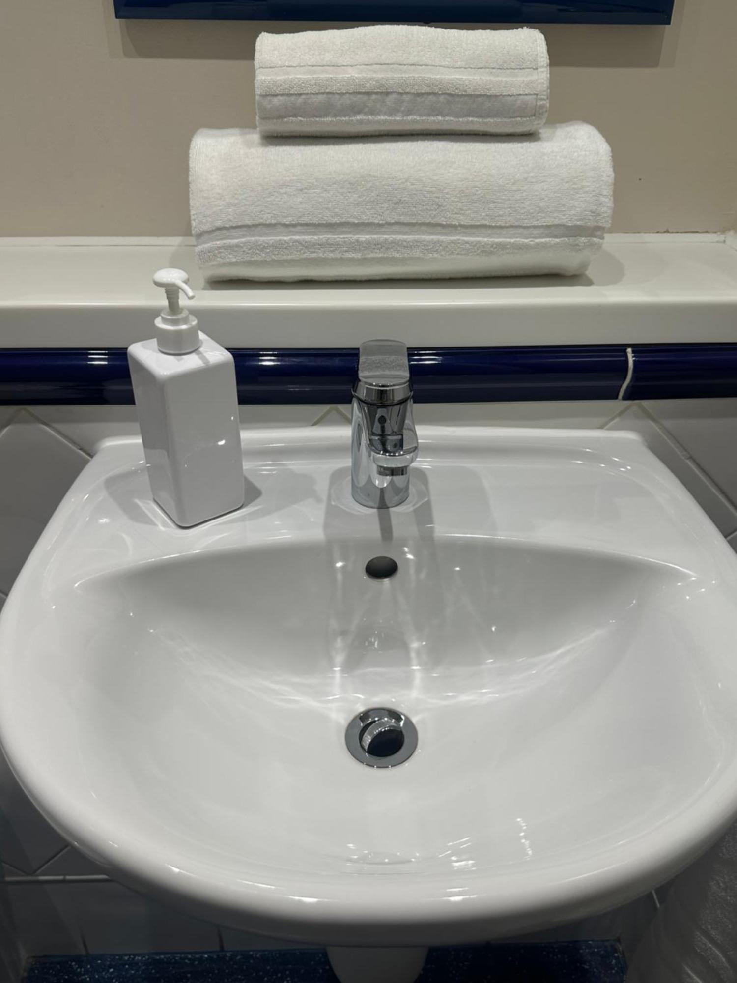Go2 Glasgow Cumbernauld Hotel - Free Parking And Pet Friendly Bagian luar foto