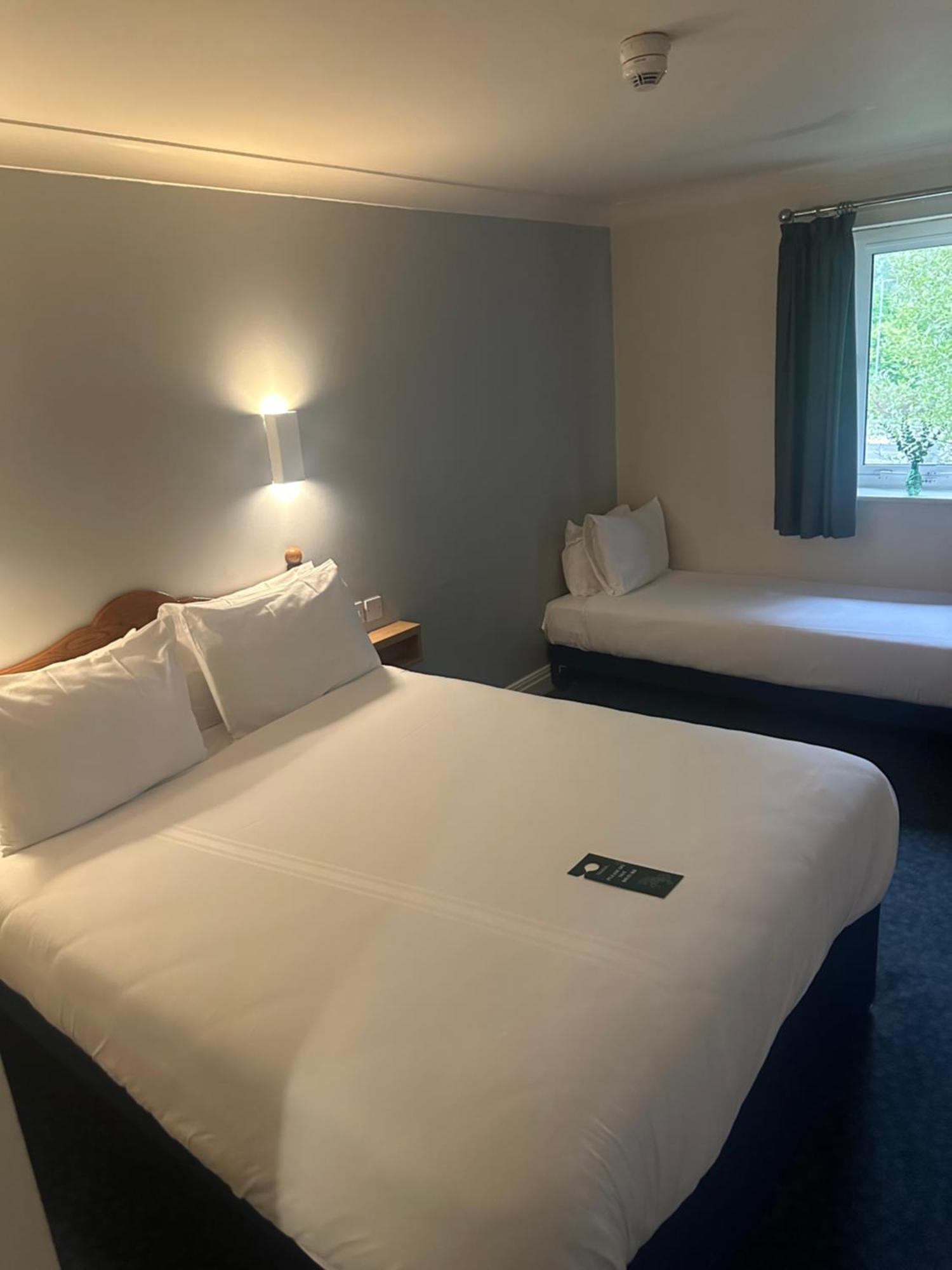 Go2 Glasgow Cumbernauld Hotel - Free Parking And Pet Friendly Bagian luar foto