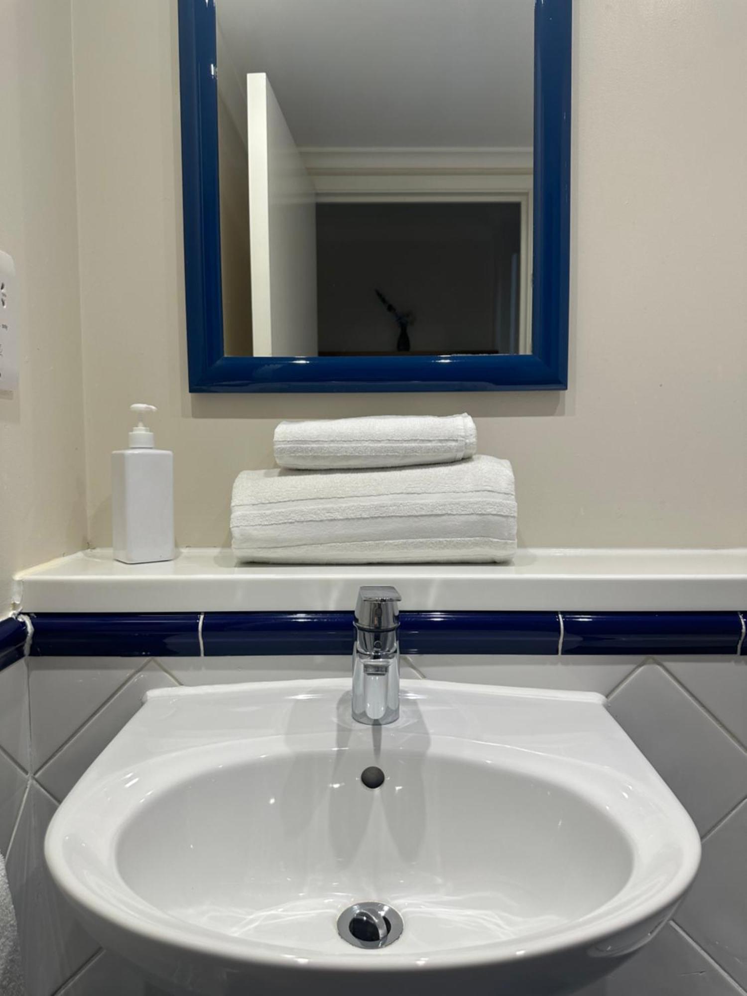 Go2 Glasgow Cumbernauld Hotel - Free Parking And Pet Friendly Bagian luar foto