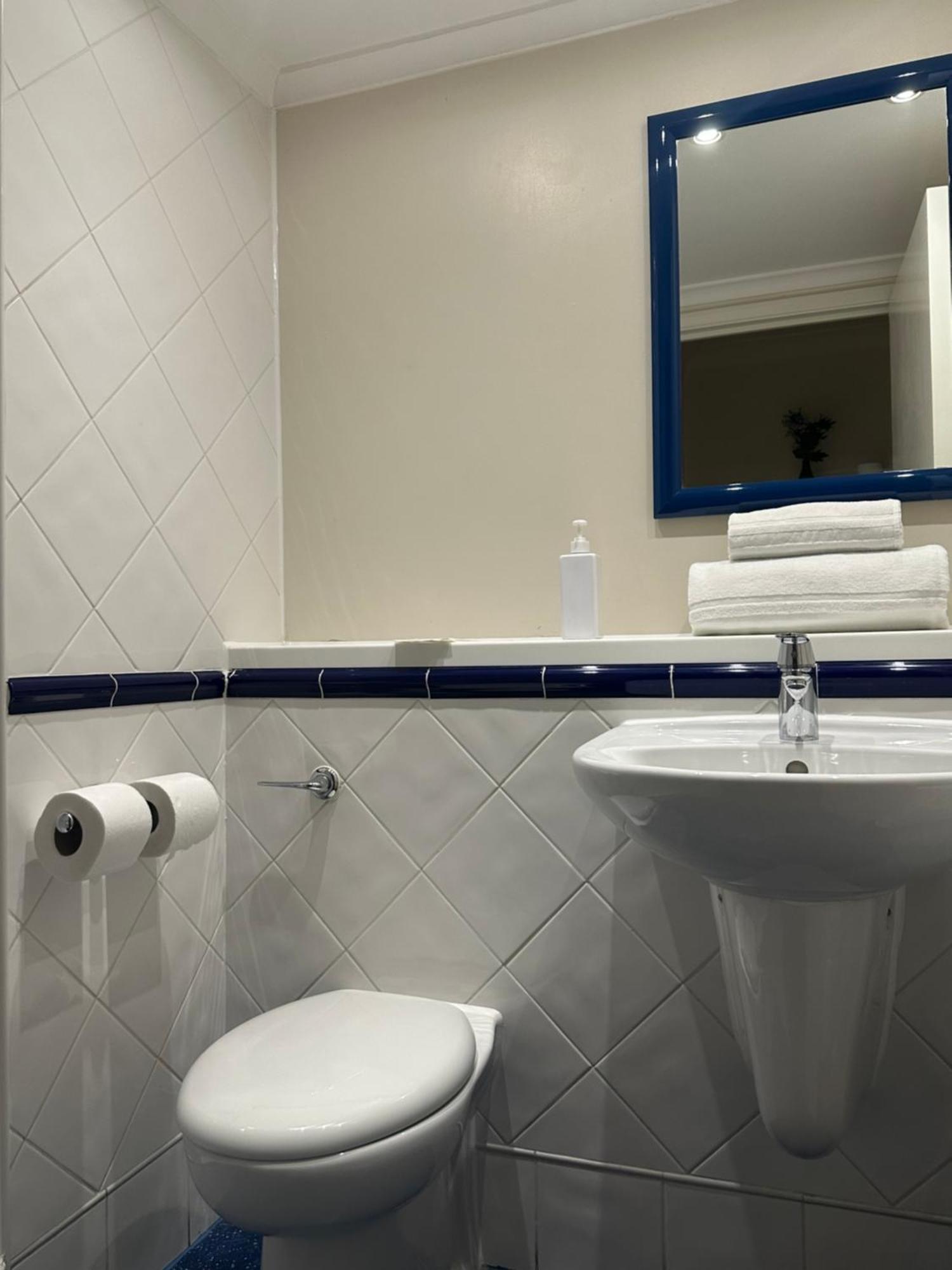 Go2 Glasgow Cumbernauld Hotel - Free Parking And Pet Friendly Bagian luar foto