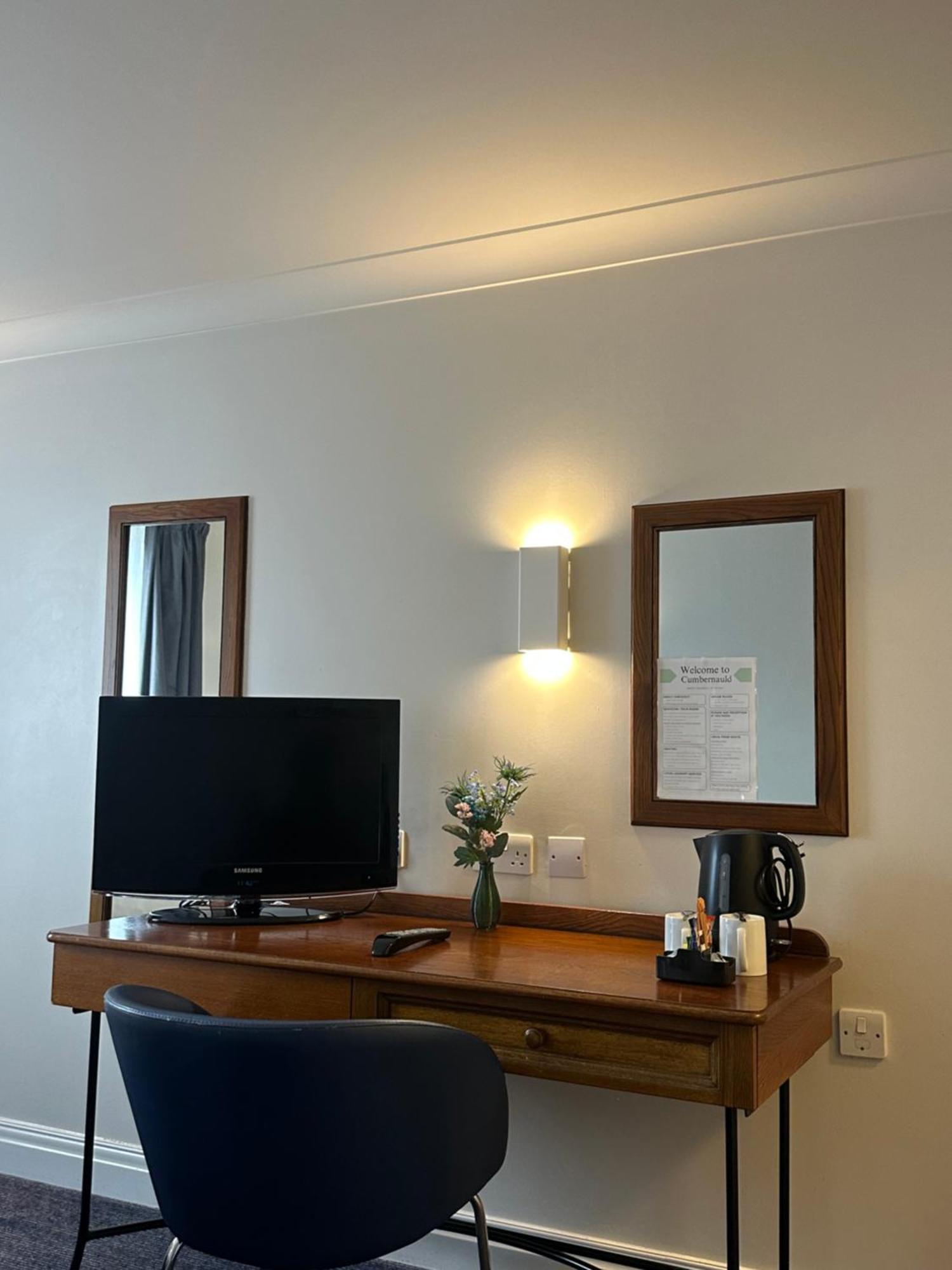 Go2 Glasgow Cumbernauld Hotel - Free Parking And Pet Friendly Bagian luar foto